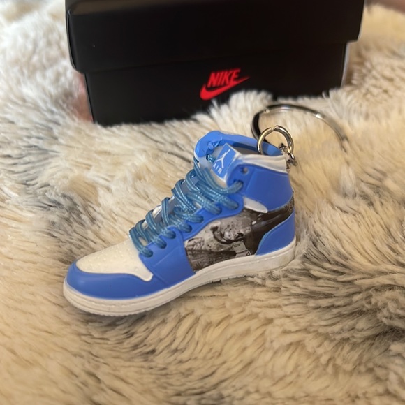 Air Jordan I Mid “Last Shot” Keychain - Picture 3 of 9